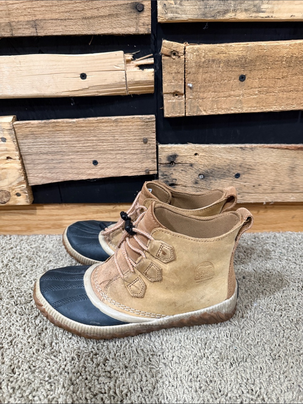 Sorel Out 'N About leather duck boots women’s size 5